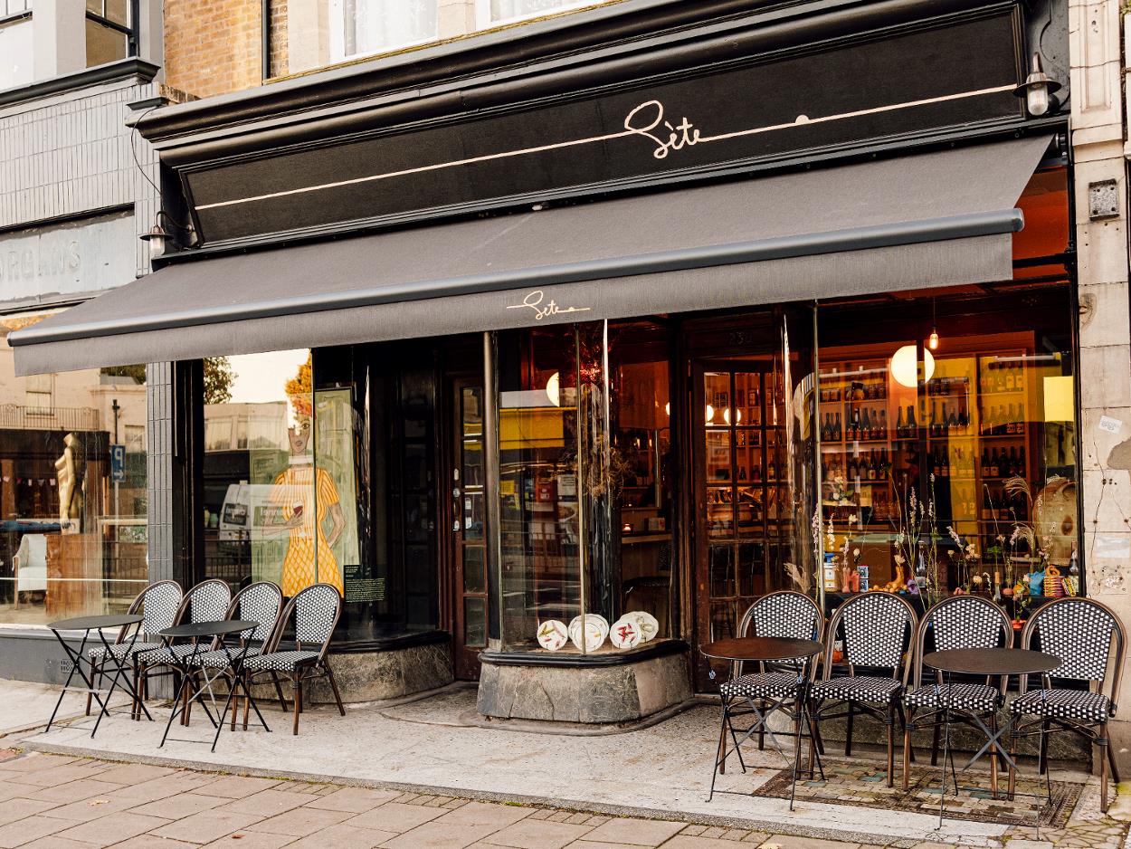 Sète ist ein Nachbarschaftsrestaurant mit Weinbar in Margate, das eine saisonale Speisekarte mit kleinen Gerichten im modernen europäischen Stil serviert.
